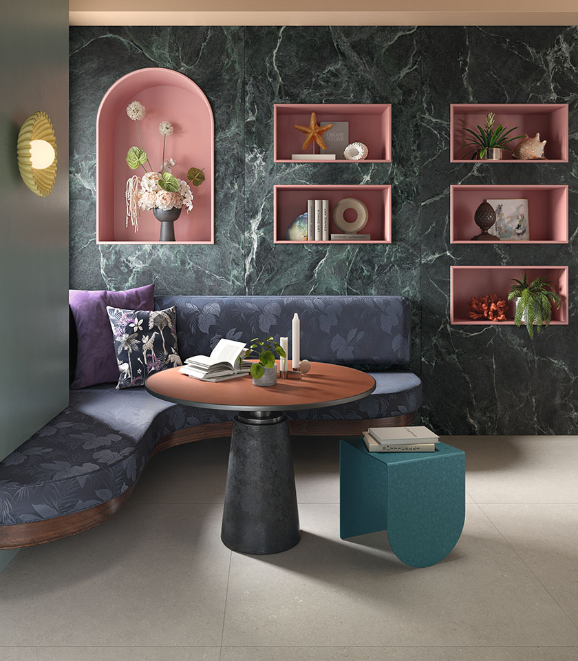 Intense Crète and Noblesse Verde Alpi define a refined living space, where understated neutral surfaces meet the decorative strength of an intense green marble effect.