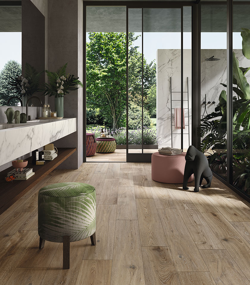 Discover a contemporary bathroom combining wood-effect flooring, marble-look surfaces and natural details for an elegant, bright and relaxing space.
